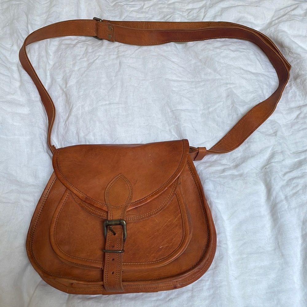 Adjustable leather saddle bag